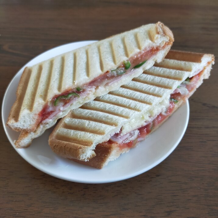 アツアツトマトとベーコンのパニーニ